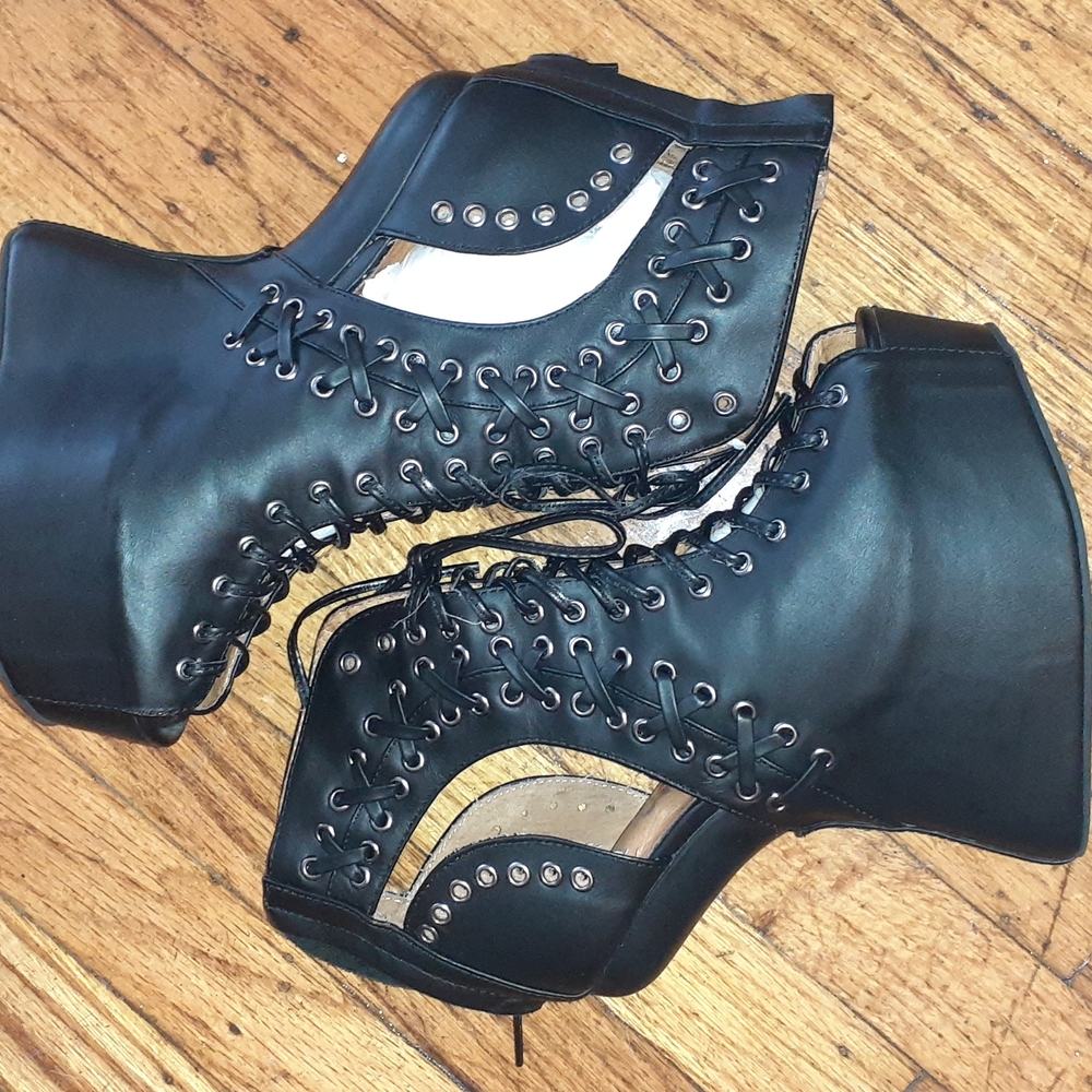 Jeffrey Campbell, 8M, Black